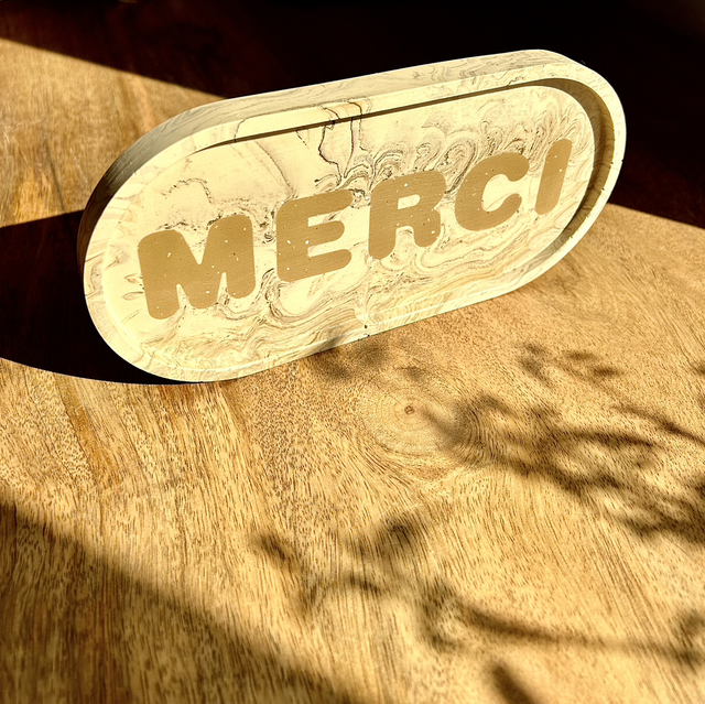 Grand plateau ovale MERCI marbre beige