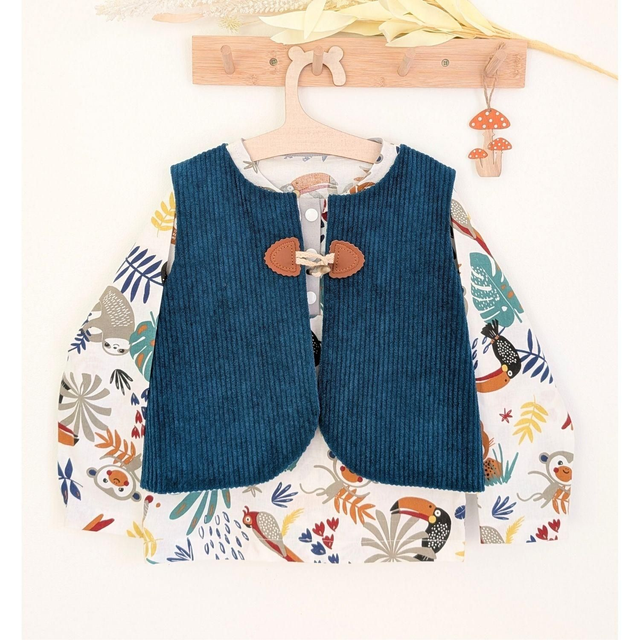 Noël – Ensemble chemisette + gilet – Taille 2 ans – Tissu coton blanc et motifs animaux tropicaux 