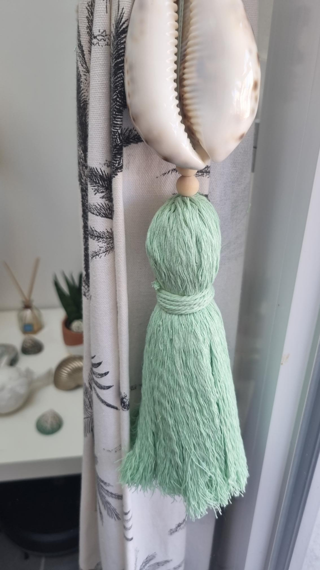 Embrasse coquillage tigris pompon vert d'eau