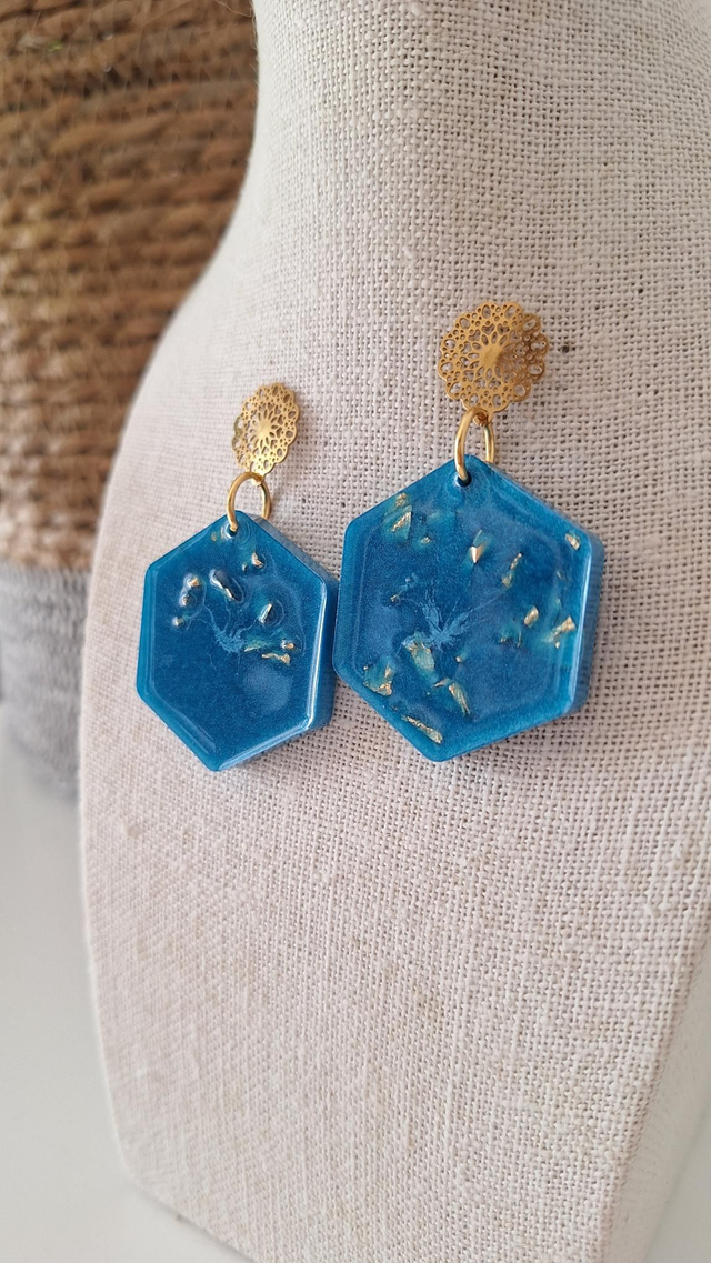 Boucles oreilles hexagonales bleues/feuilles d'or 