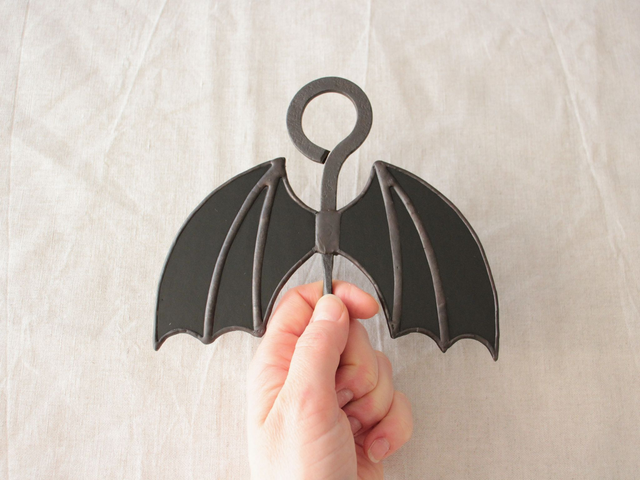 🗝️ Clé volante chauve-souris en vitrail