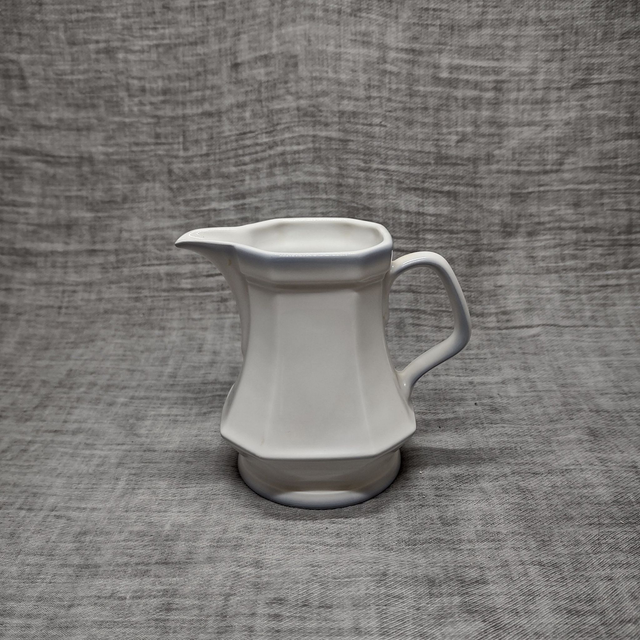 Winterling | Melkkan Roomkan (diameter 7,5 cm | hoogte 10 cm) 8 kantige vorm in witte kleur met grijsblauwe bies) | Vintage