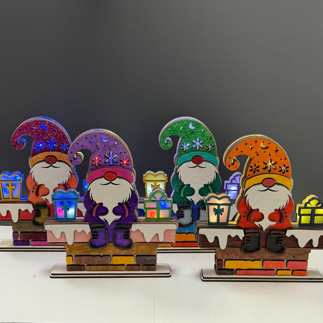 Figur "Zwerg auf Schornstein" beleuchtet