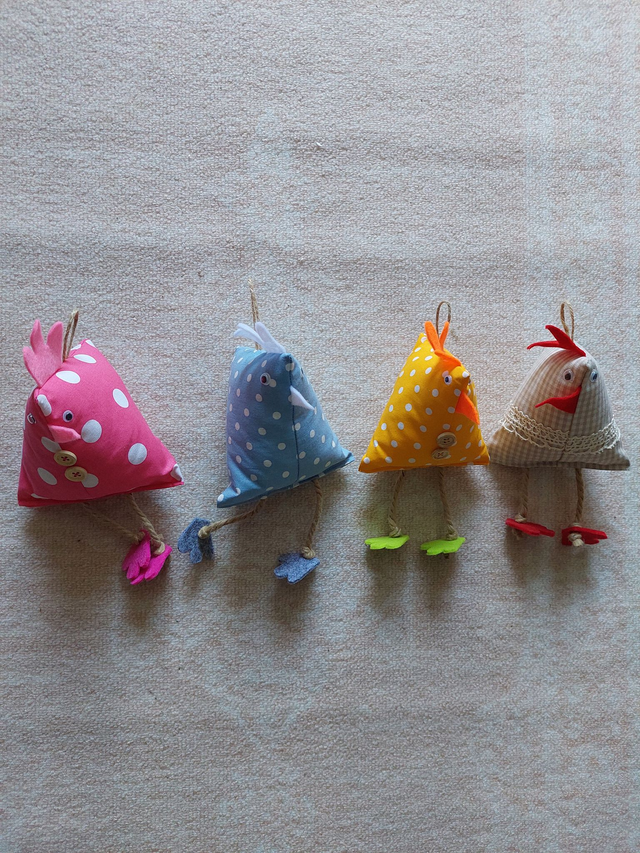 värikäs kana, roikkumaan tai hyllyn reunalle, piritystä kotiin