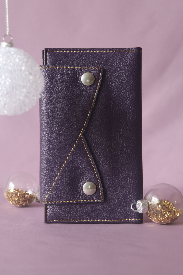 Portefeuille cuir chèvre grainé violet couture apparente fil jaune