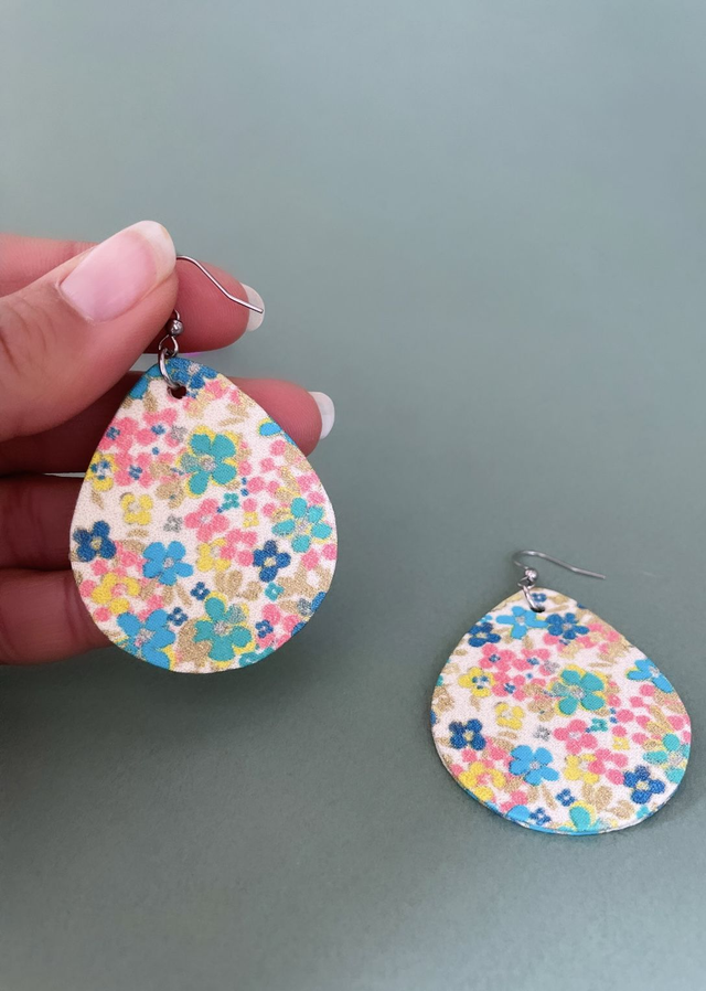 Boucles d'oreilles carton et tissu imprimé forme grandes gouttes, collection « pâquerette vintage » - tons blanc, rose, bleu, vert et doré.