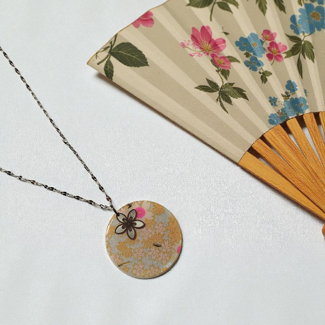 Collier acier inoxydable motifs japonais gris rose