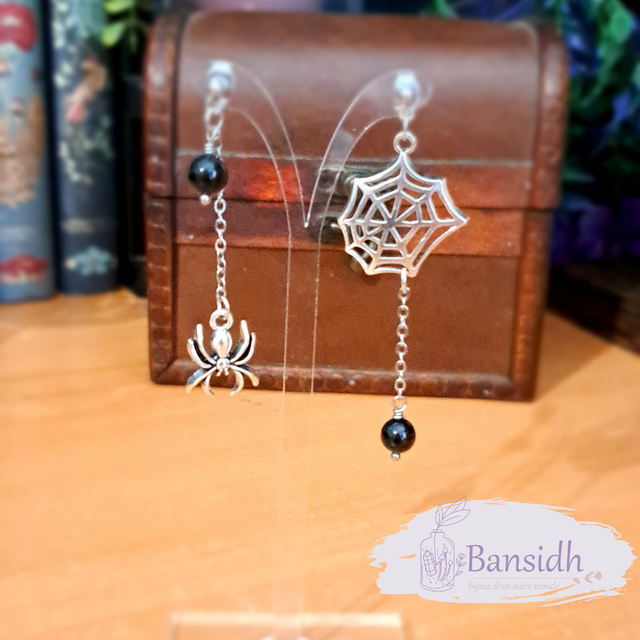 Boucles modèle unique araignée et perle de tourmaline noire