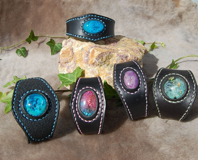 Bracelets en cuir ornés de perles résine - Arrêt de gamme.