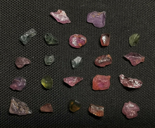 Lot Saphir multicolore brut de Tanzanie 32ct rough sapphire blue unheated bleu