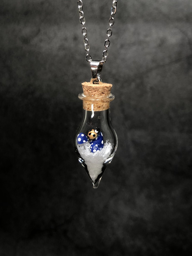 Pendentif givré amanite bleu et coccinelle dorée