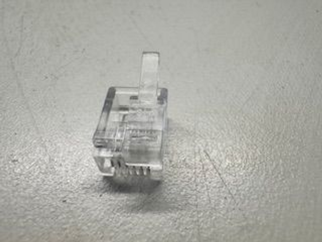 Western Modular Stecker mit versetzter Rastnase