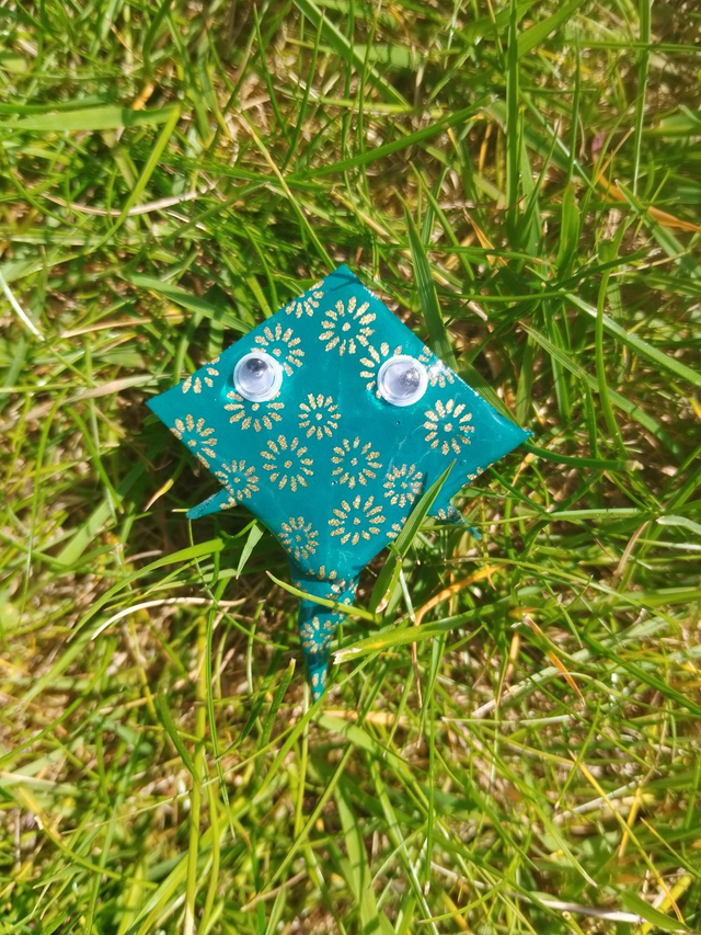 Broche raie fleurie