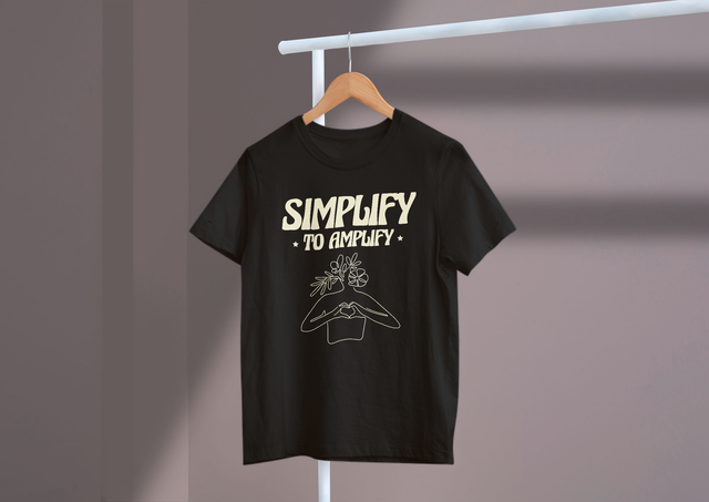 Simplify To Amplify Minimalism Clarity Life Balance Funny. Vereinfachen Sie, um Minimalismus, Klarheit und Lebensbalance zu verstärken. Witzig
