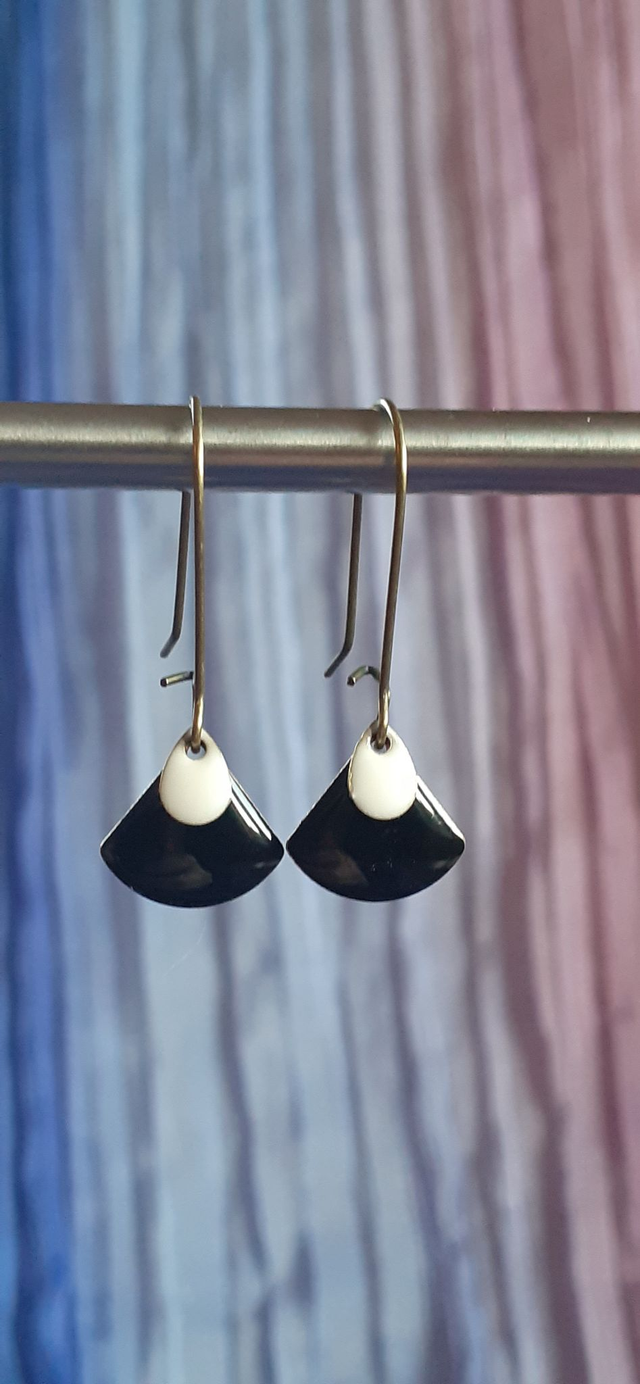 Fan Boucle d'oreille Blanc sur Noir