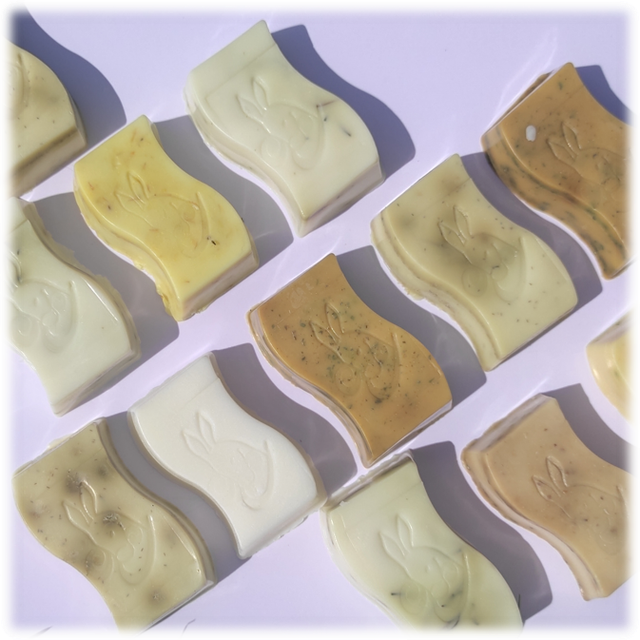 Sapone solido al latte d'asina e fiori officinali