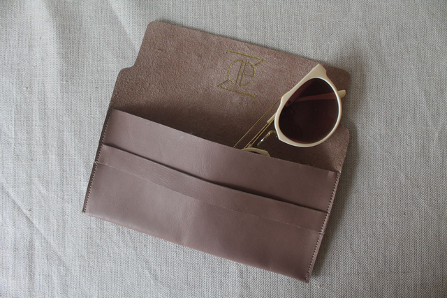 Etui à lunettes marron glacé avec le logo peint couleur doré à l’intérieur