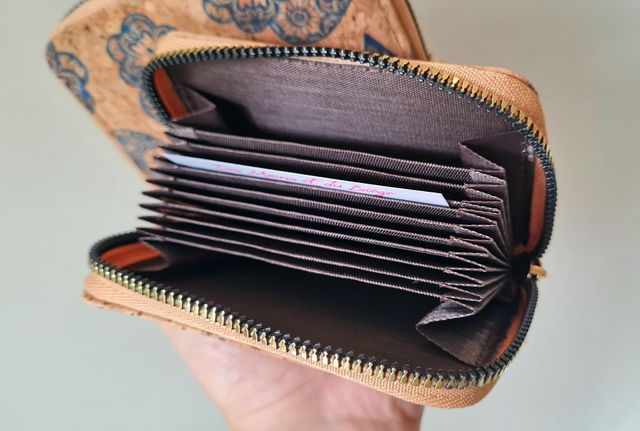 Porte-cartes accordéon imprimé coeurs de Viana bleu sur liège naturel 