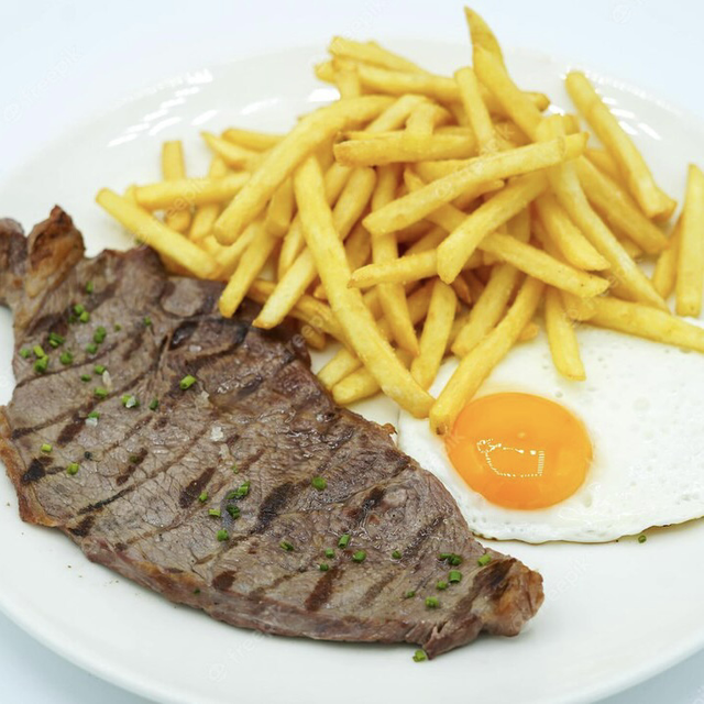 Combinado de ternera con huevo, patatas y pimientos.