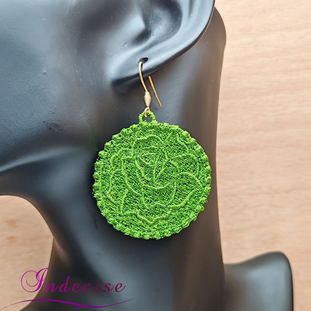 Boucles d'oreilles vert kaki clair, broderie en machine forme de rose - Création Indecise