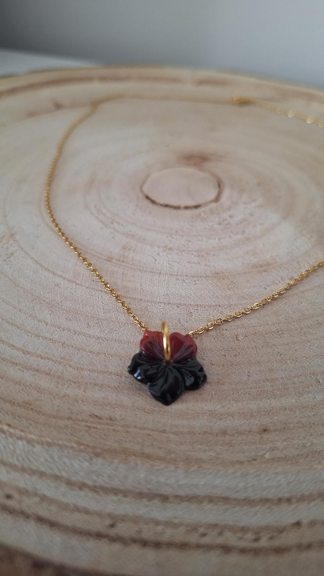 Collier doré fleur hibiscus noir/bordeau