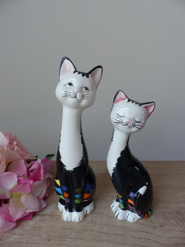 Ensemble deux chats heureux en céramique - Sculptures modernes peintes main – Chats colorés et romantiques - Décoration originale maison