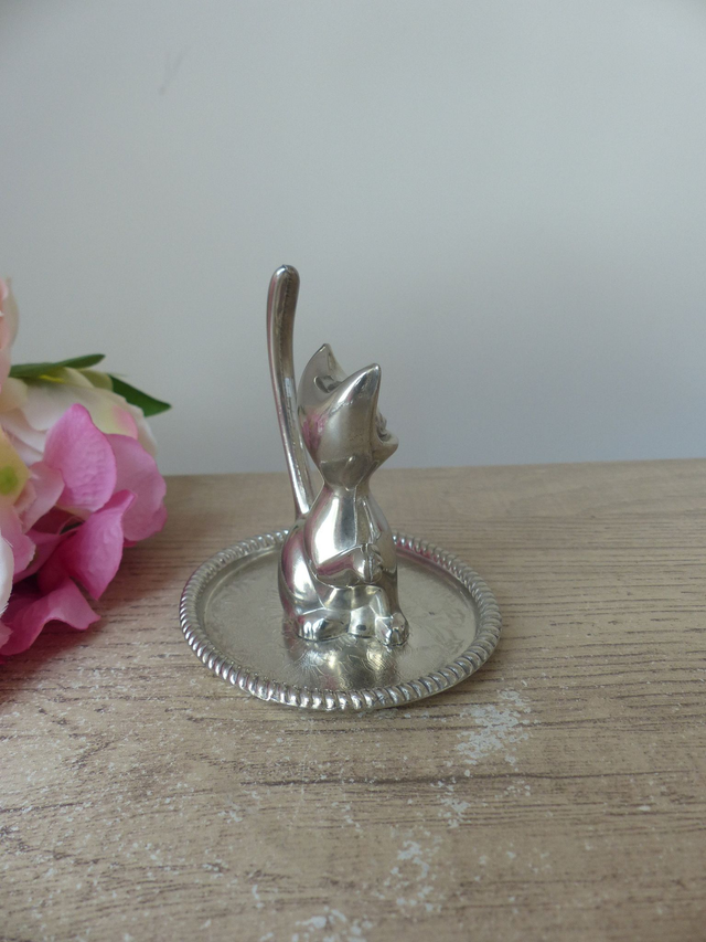 Porte-bagues vintage en métal argenté – chat assis avec queue pour bagues – plat gravé floral – décoration romantique pratique pour bijoux
