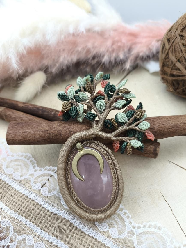 Broche arbre de vie en quartz rose avec bijou laiton croissant de lune