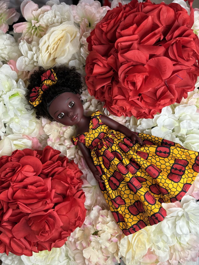 Poupée Habillée d'une Jupe et Haut en Wax Jaune et Rouge Fait main