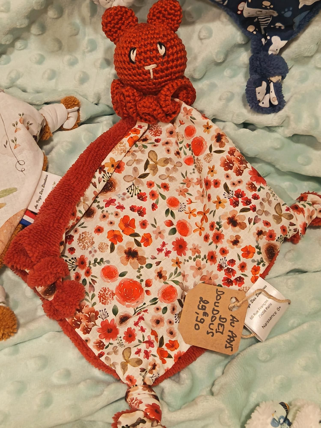 Doudou ours rouille fleuri