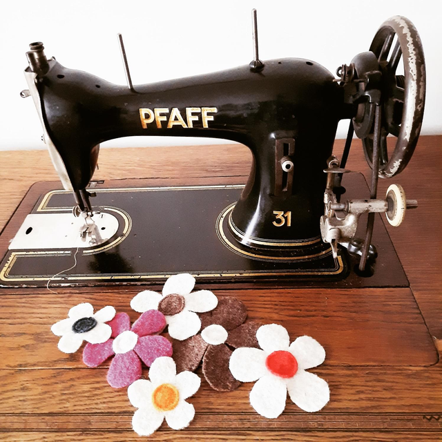 Fleur en laine (broche ou pince cheveux)