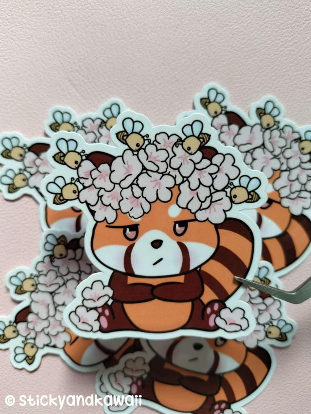 Panda roux et abeilles