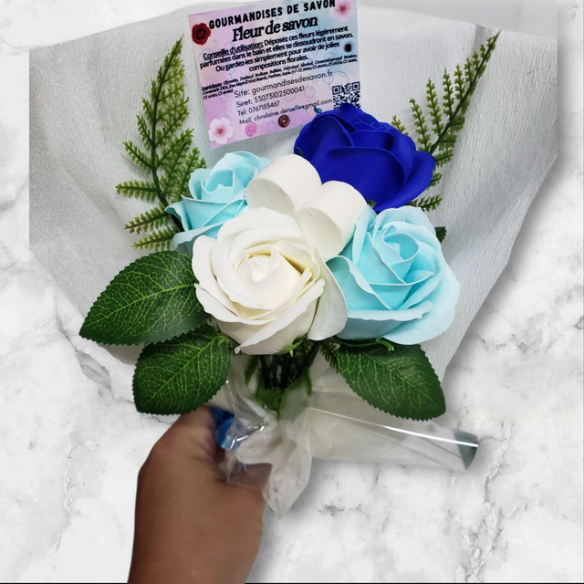 Bouquet fleurs de savon et petit savon d'invité 