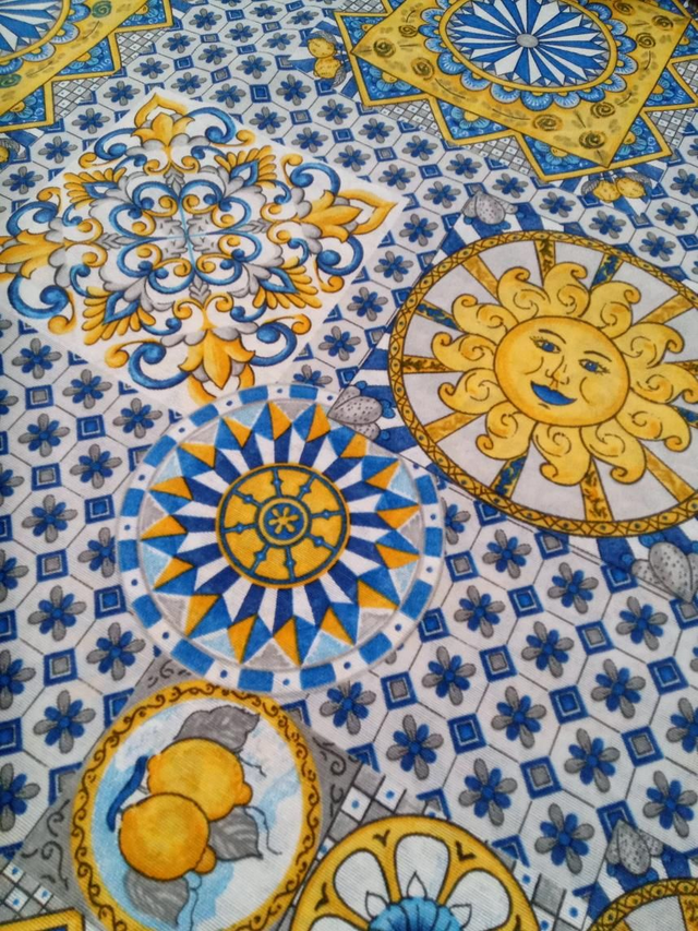 Tessuto siciliano al metro, altezza 2,80 metri con maioliche bianco e blu, sole e limoni