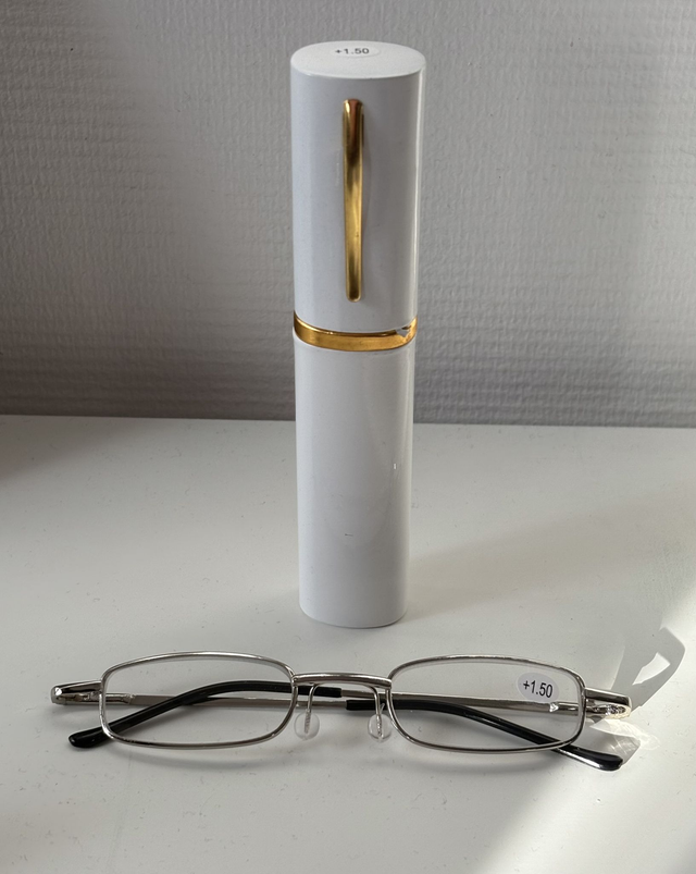 Läsglasögon m fodral.  1,0