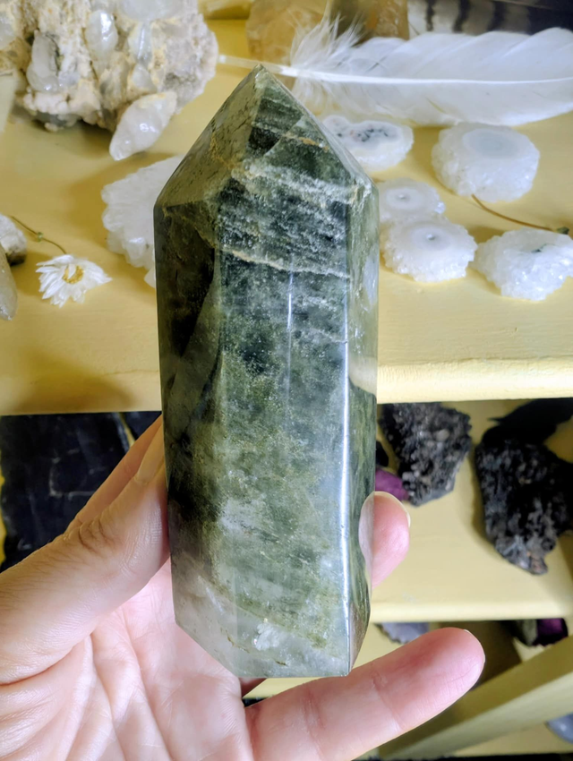 MOSS QUARTZ TOWER - weight 242g, size 9.5x3.5cm