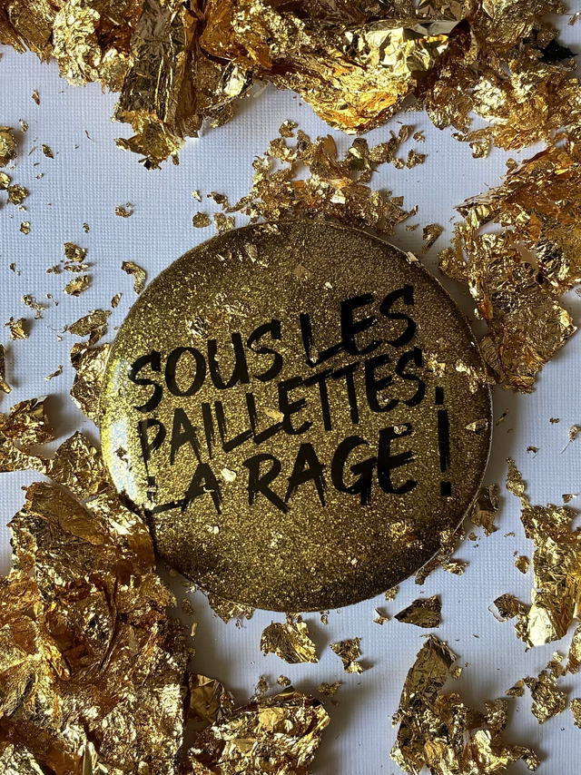 Badge sous les paillettes, la rage!