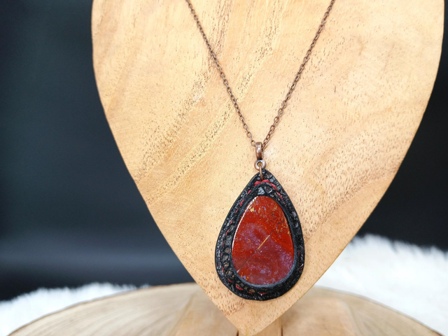 Aeron, pendentif en agate mousse et cuir