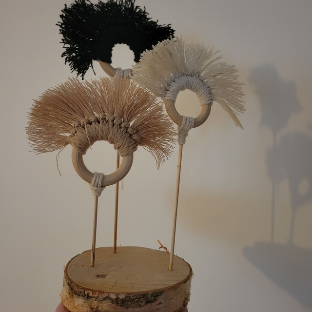 Décoration en corde de macramé et laine sur rondin de bois.
