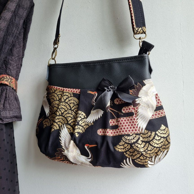 Sac à bandoulière fermeture zippée "Grues" & simili cuir noir