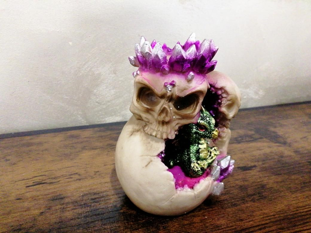 Crâne géode avec bébé dragon