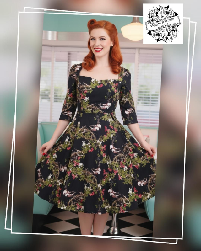 Robe Hearts Roses Into the Woods in black T44/48