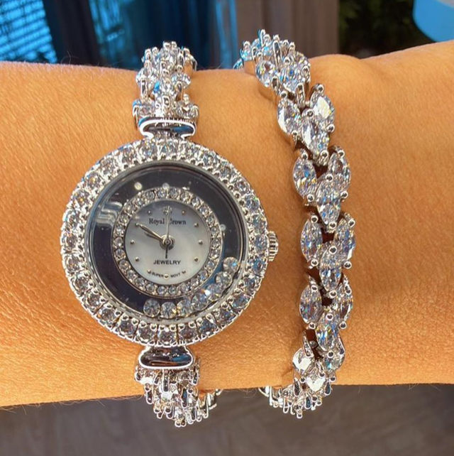 Relógio circular duas voltas em aço com cravação de zircônias