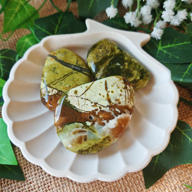 pierre plate opale verte 30 à 50mm