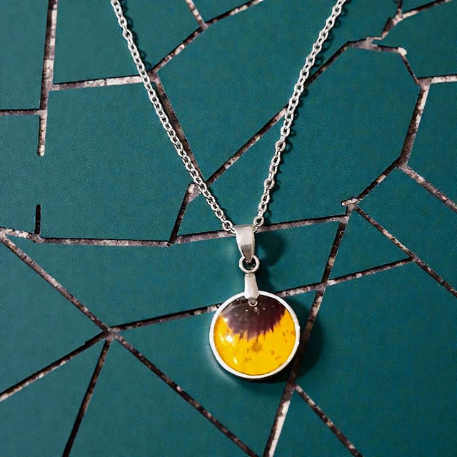 Colgante redondo con flor de pensamiento C007