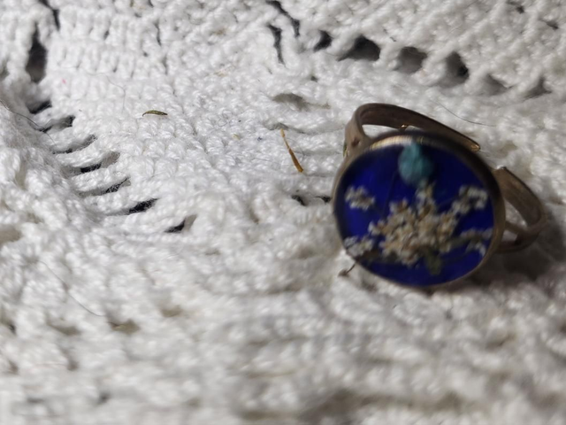 Bague fleurs fond bleu foncé