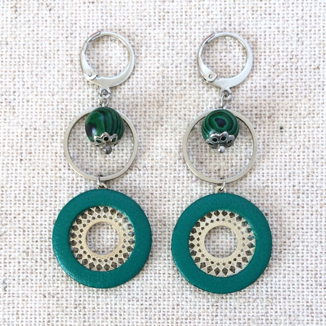 Boucles d’oreilles « Mandoline » argentées, cuir vert franc