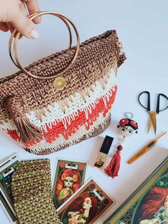 Sac Siena – Élégant, original et moderne en tons rouge profond, marron et beige, avec détails en métal doré