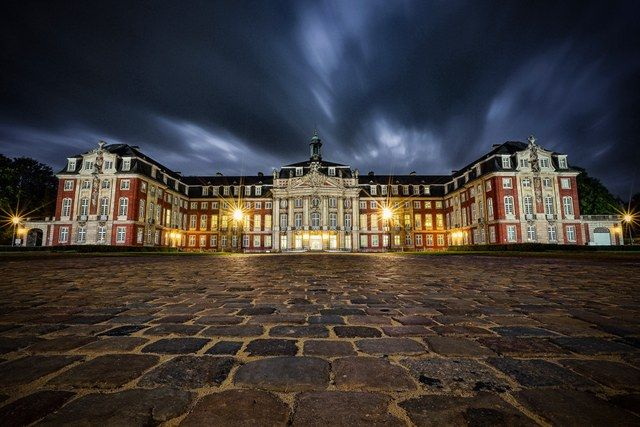 Schloss unter Nachtwolken