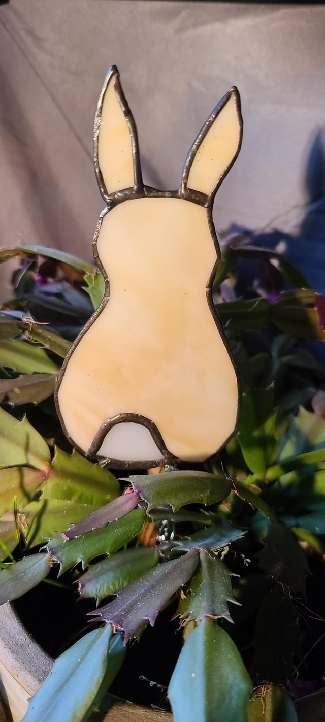 Lapin en verres beige et blanc opalescent. 